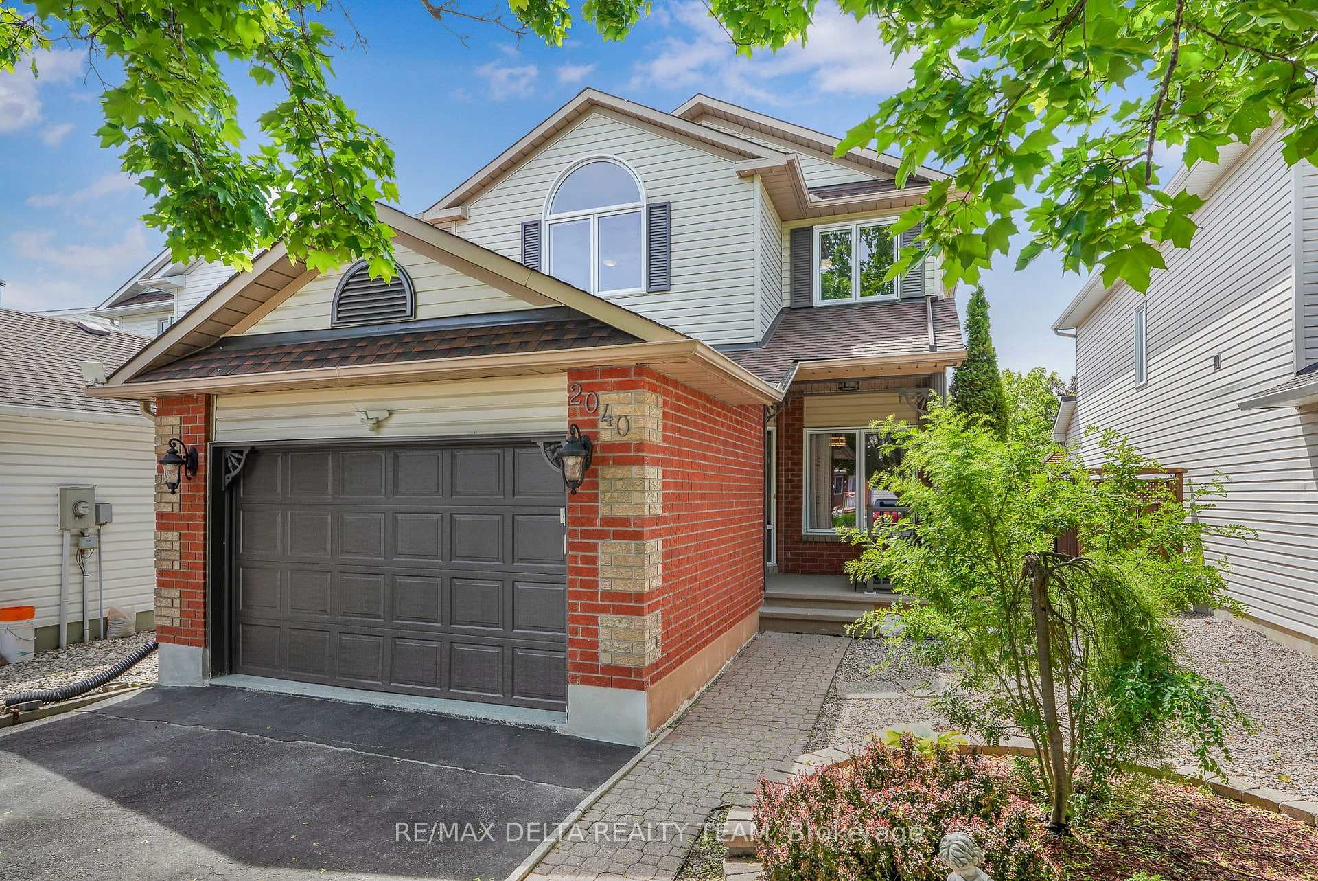 2040 Sunland Drive photo 2
