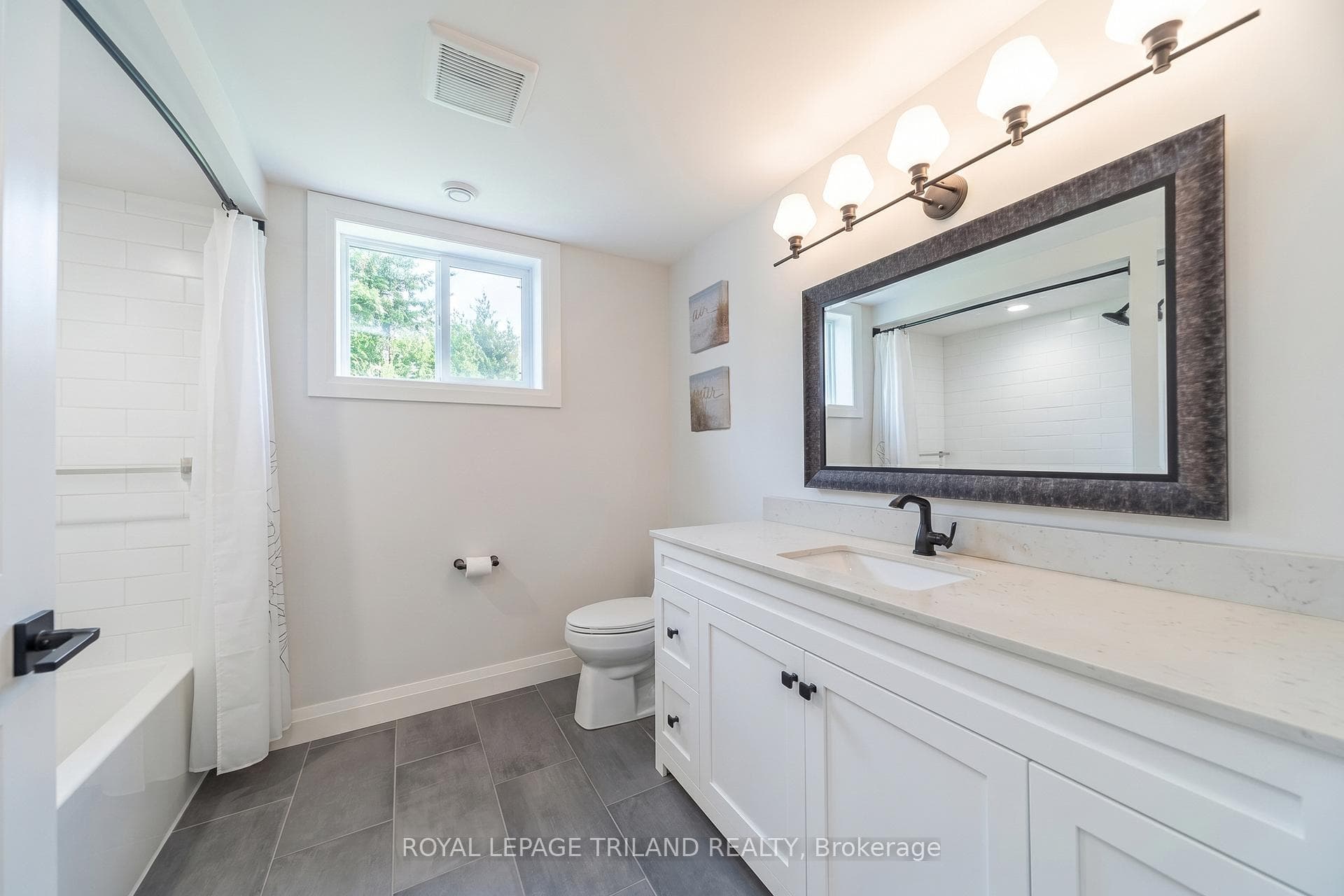 FULL bathroom in lower (yes, that's 5 bathrooms!)