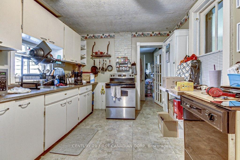 558 Niagara Street photo 4