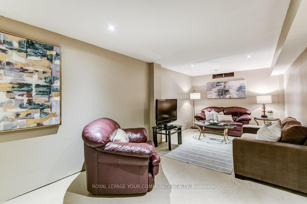 82 Dumfries Avenue photo 27