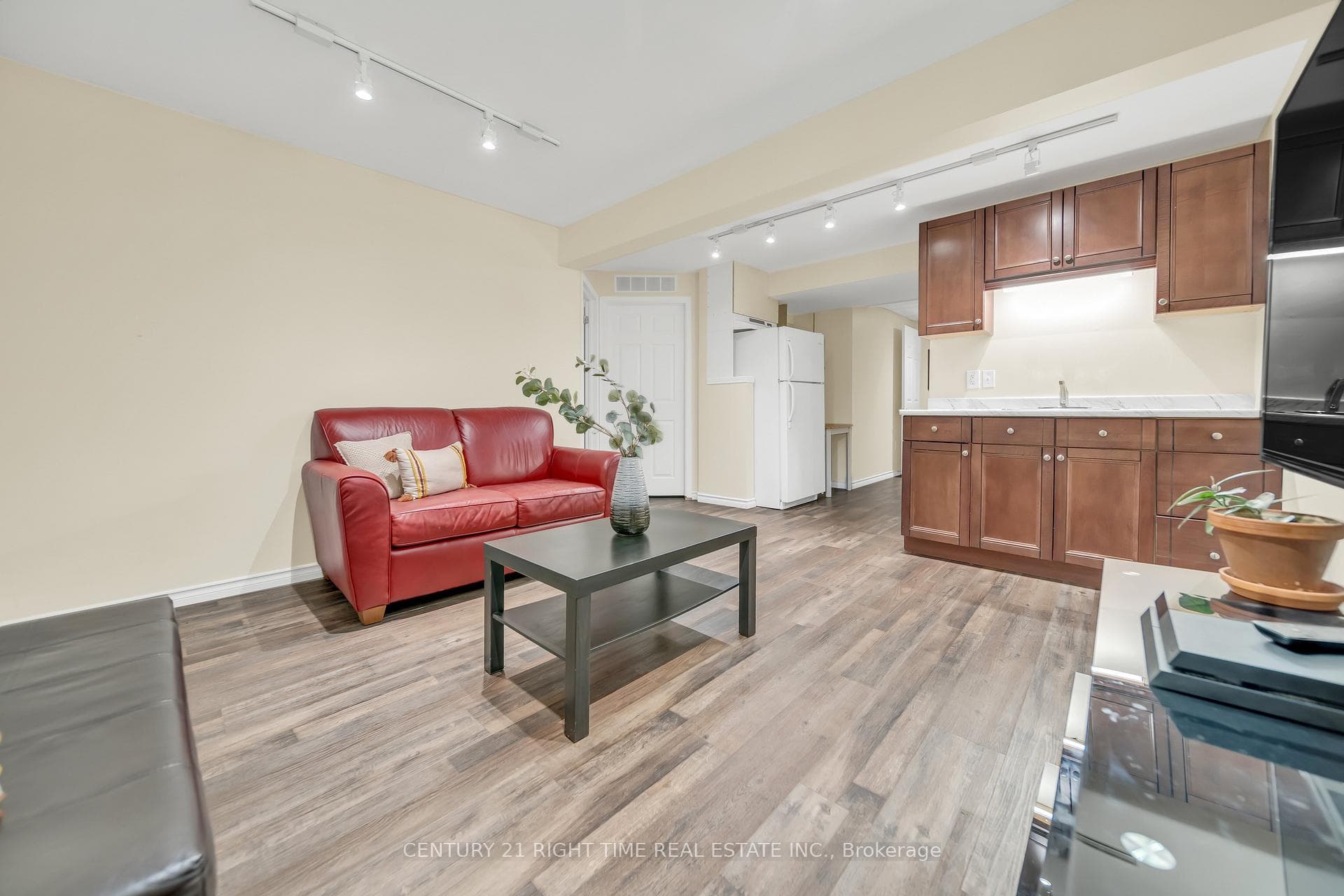 610 White Cedar Avenue photo 31