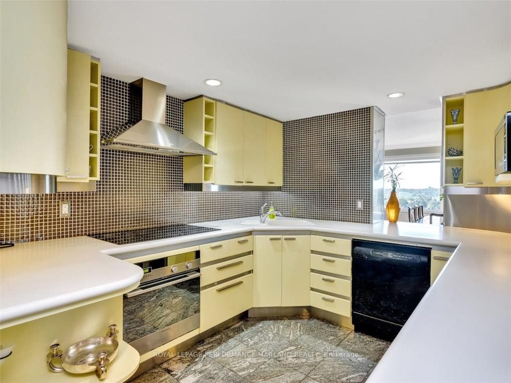 300 Queen Elizabeth Drive Unit PHH photo 7