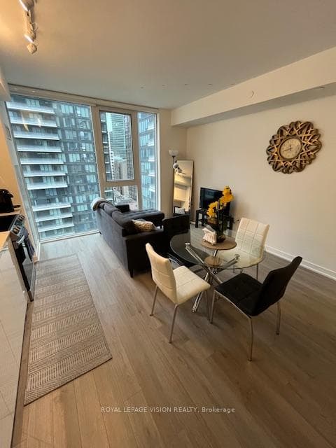 357 King Street Unit 1804 photo 3