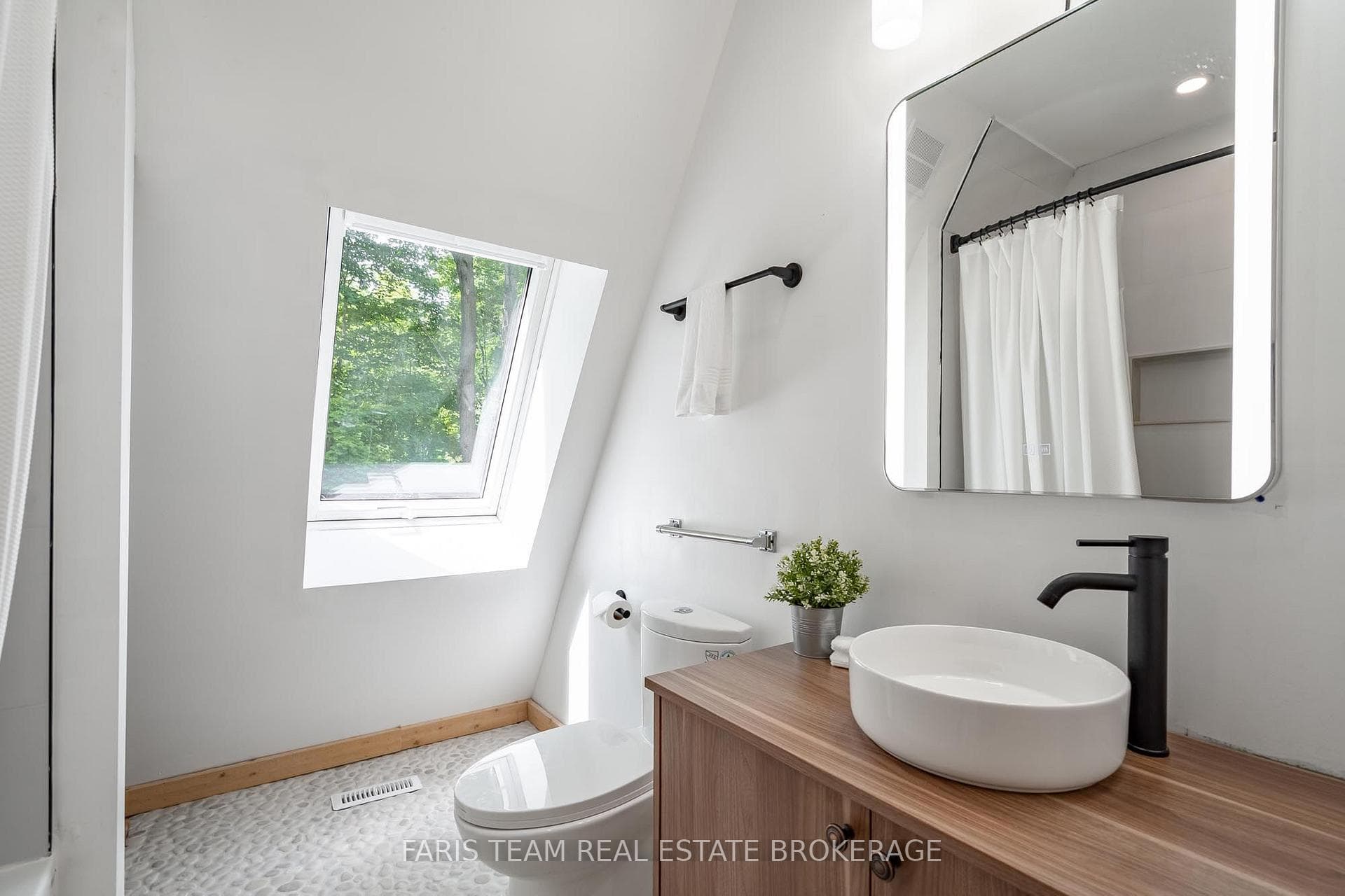 1490 Champlain Road photo 22
