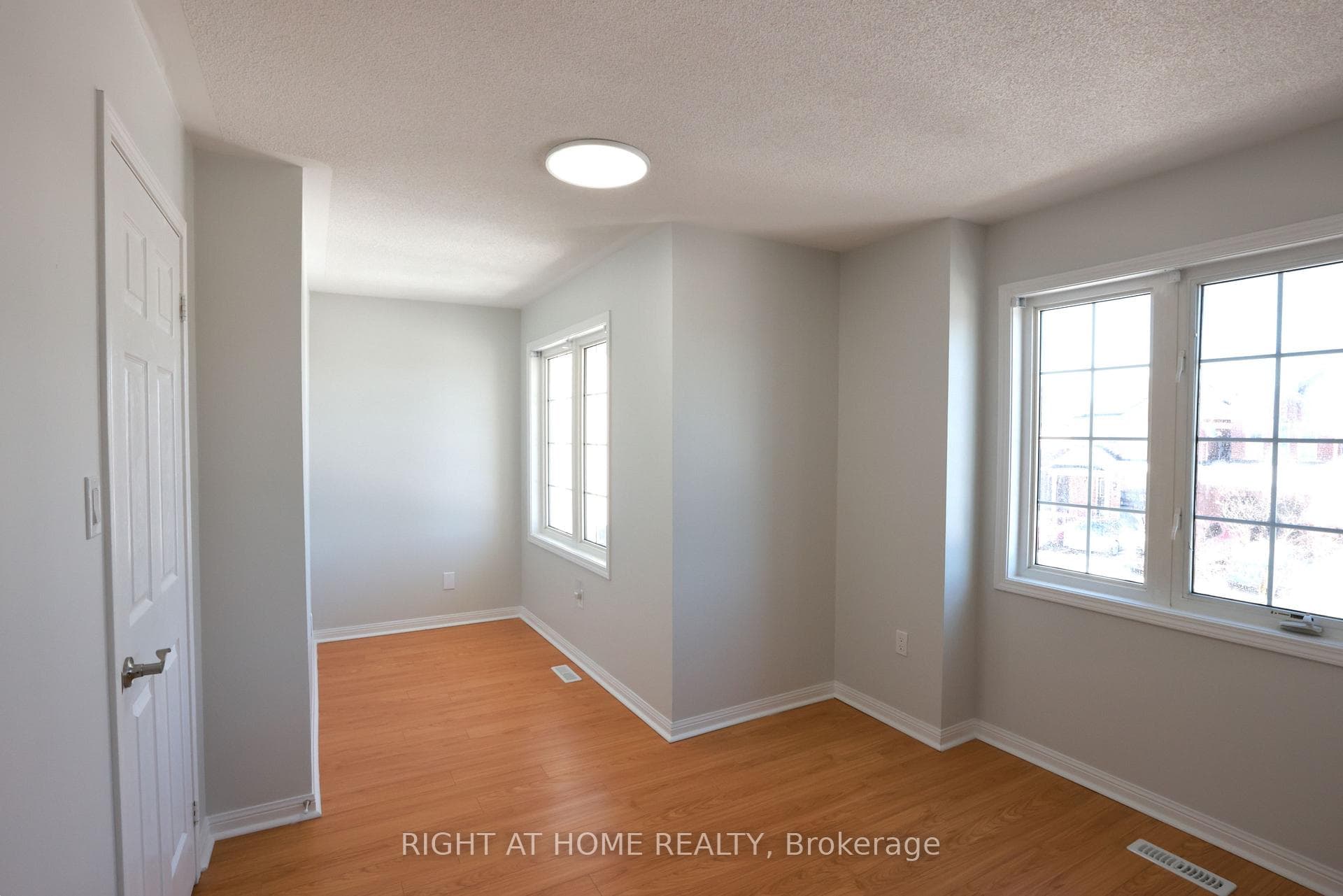 56 Longueuil Place photo 30