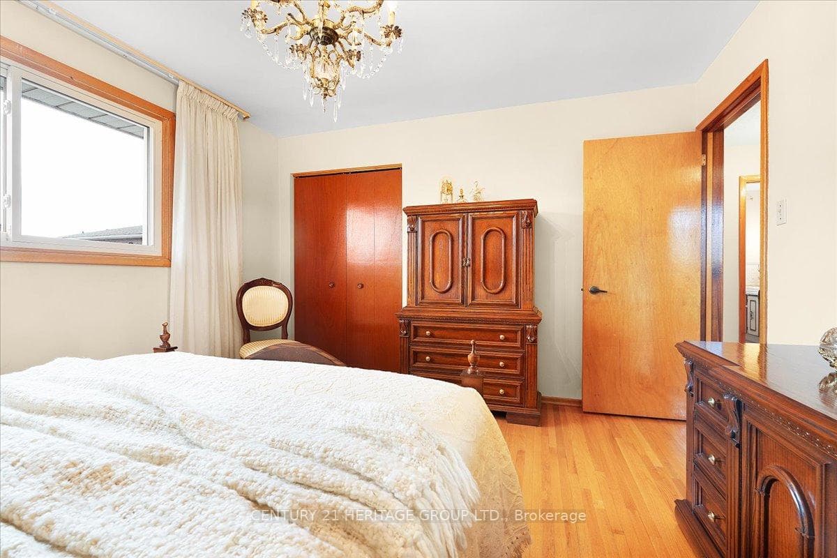 86 MARKSON Crescent photo 18