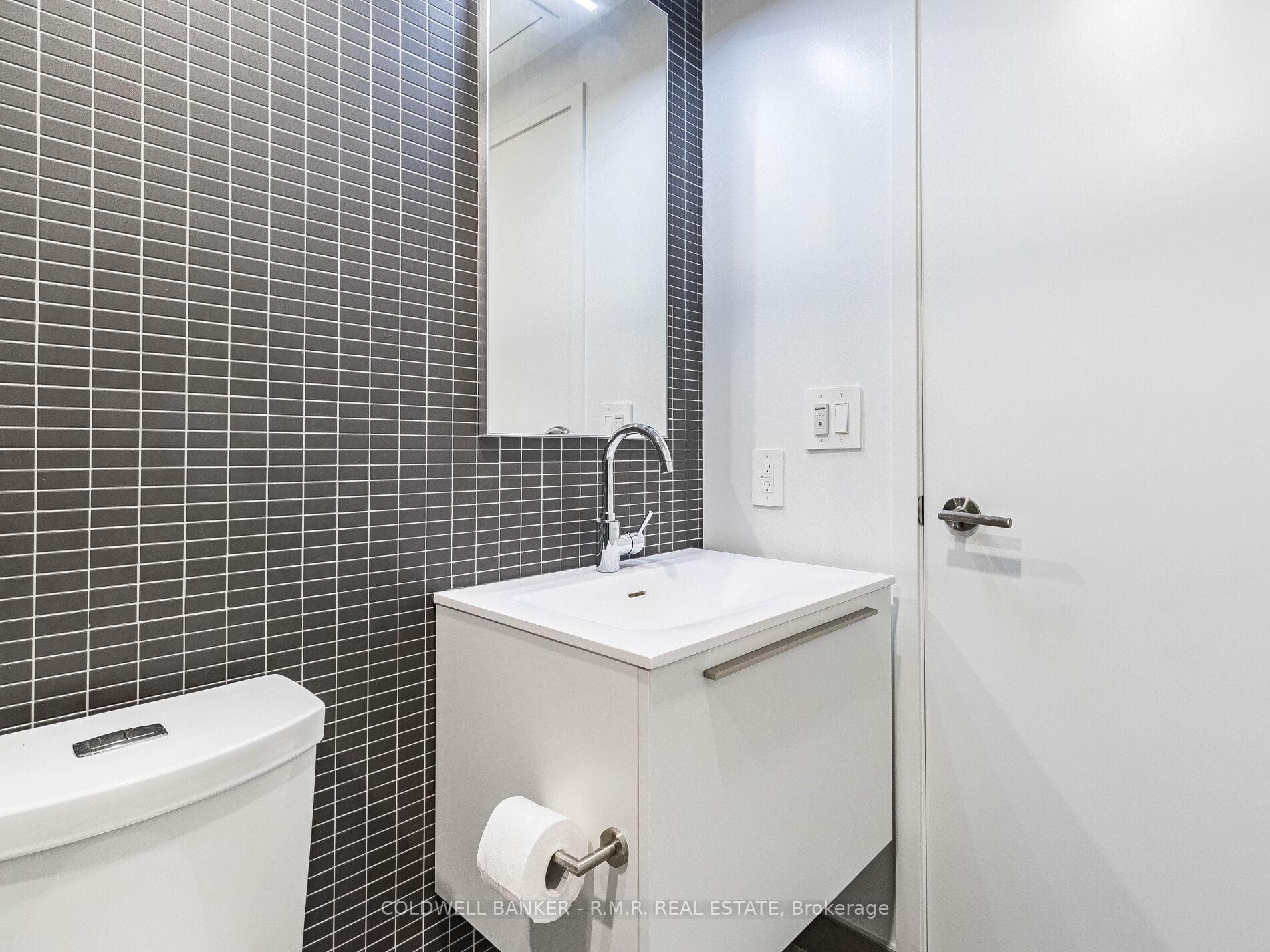 2720 Dundas Street Unit 703 photo 18