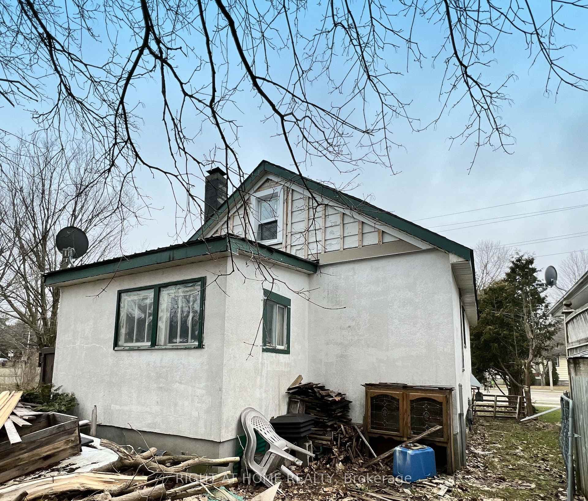 92 Westmount Drive photo 3