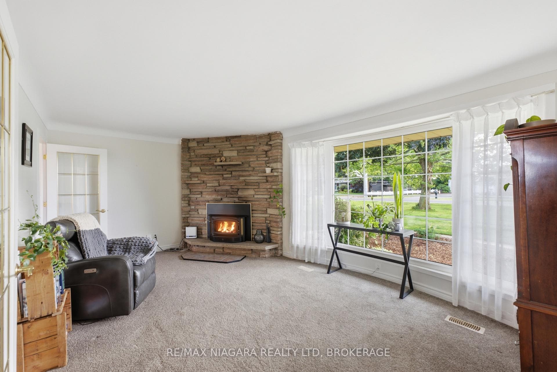 1042 Lakeshore Road photo 5