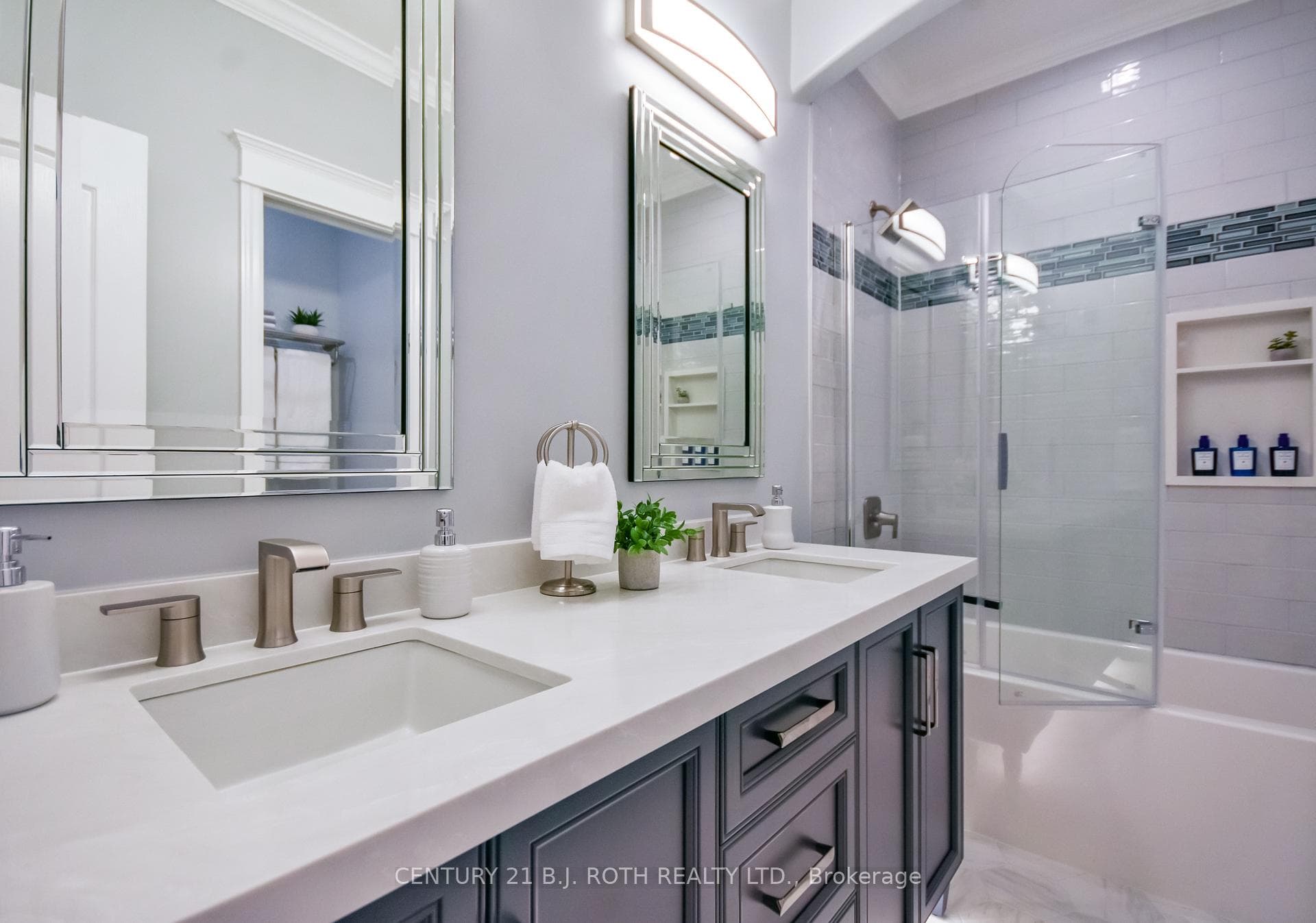 Beautiful 5pc bathroom w water closet!