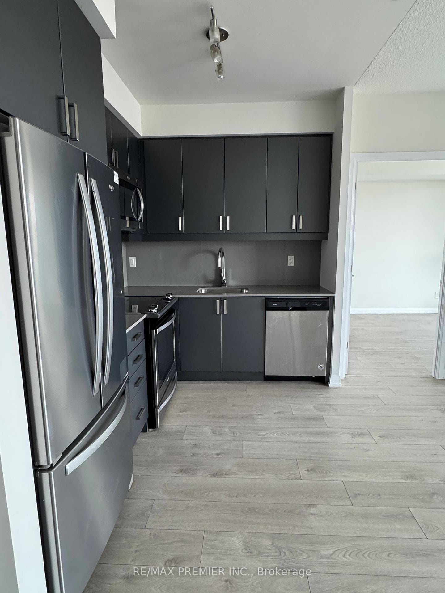 7895 Jane Street Unit 614 photo 2