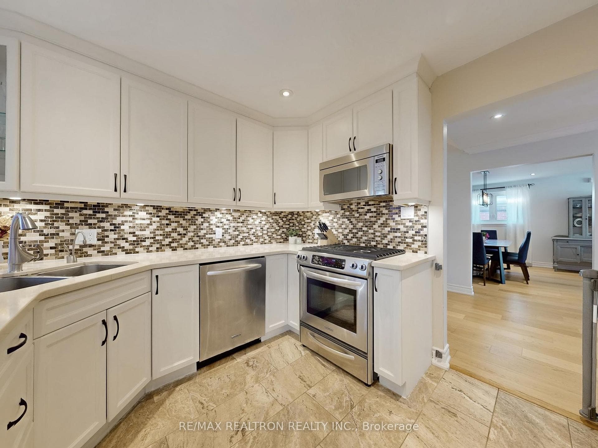 40 Eastlea Crescent photo 6