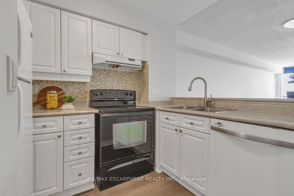 1276 Maple Crossing Boulevard Unit 607 photo 4