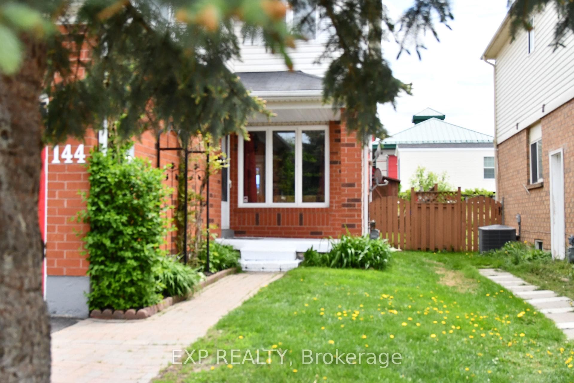 144 Pickett Crescent photo 2