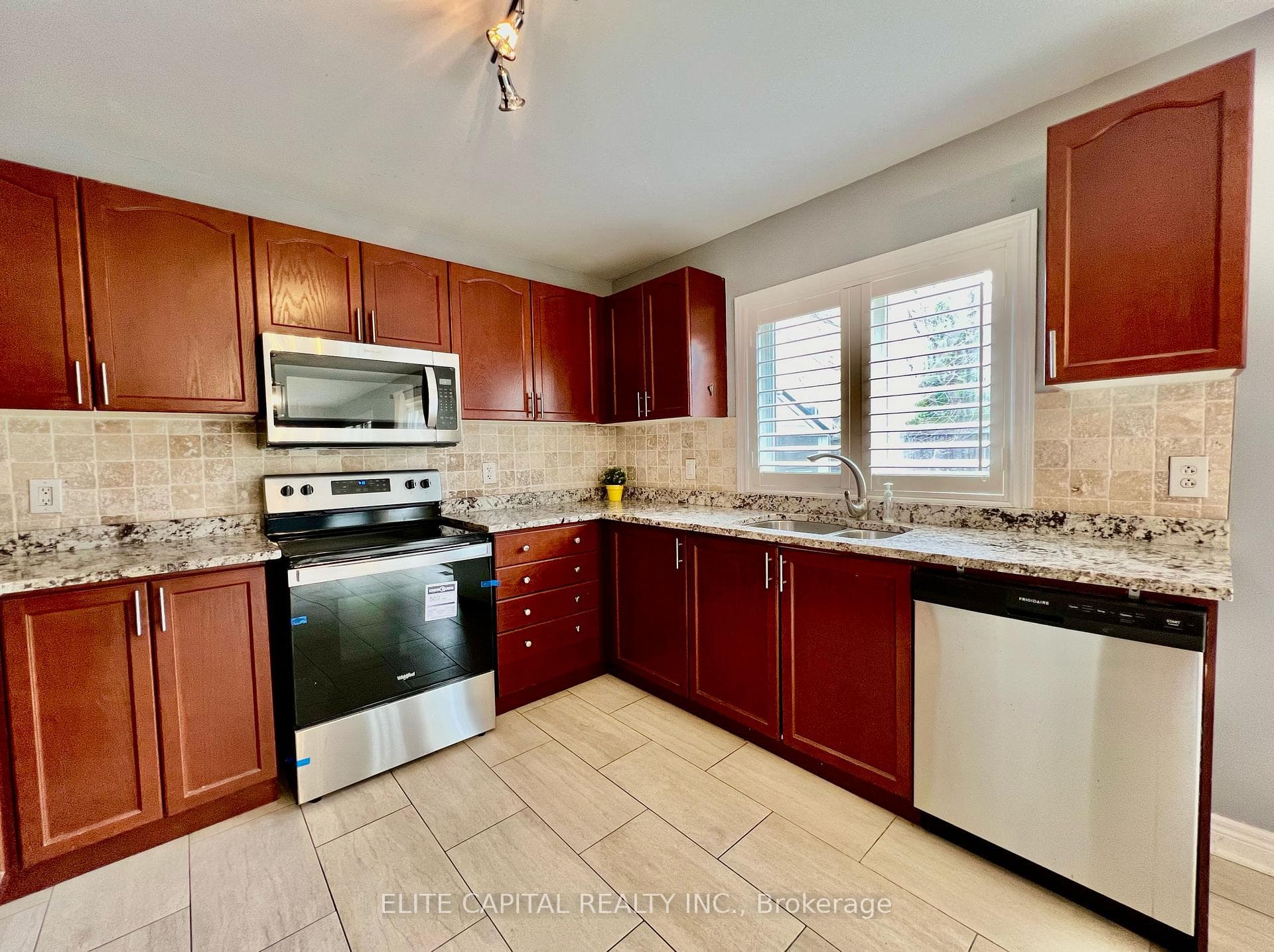 381 Wright Crescent photo 7
