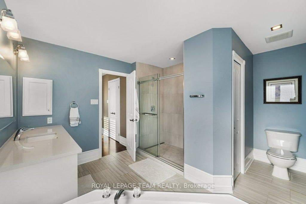 8 Thunderbird Crescent photo 27