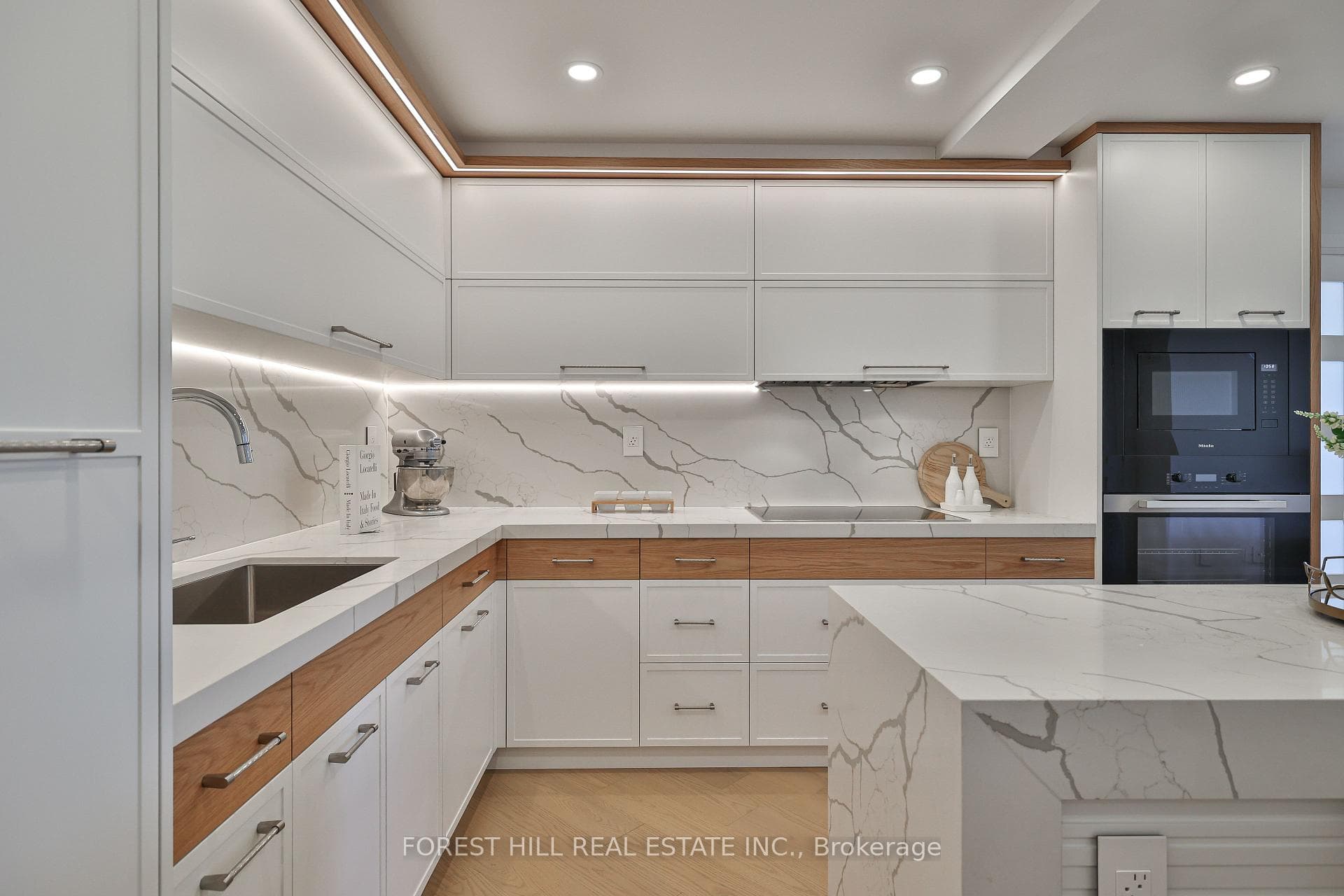 447 Walmer Road Unit 808 photo 11
