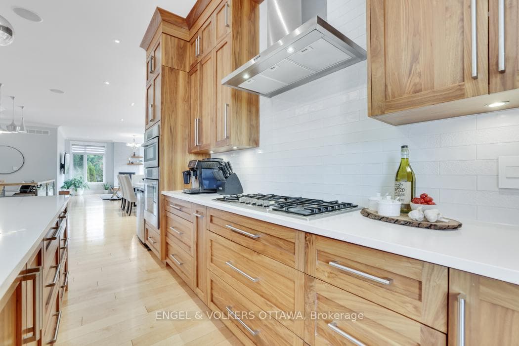 1296 Bankfield Road photo 17