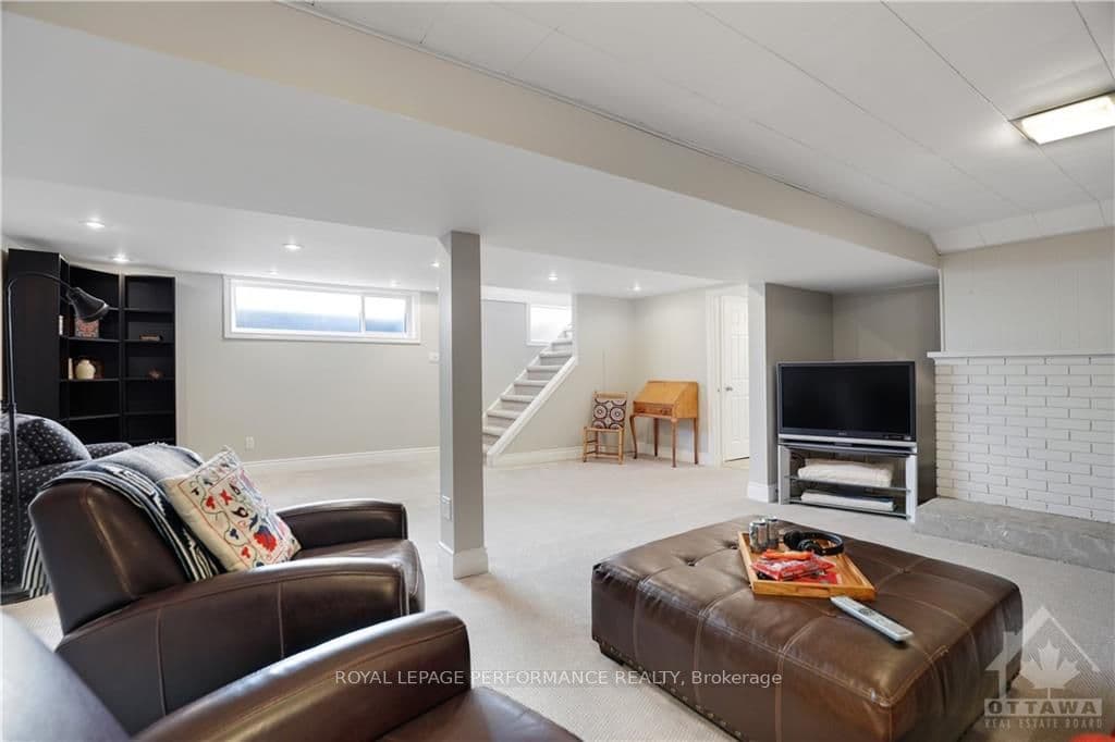 989 BLYTHDALE Road photo 19