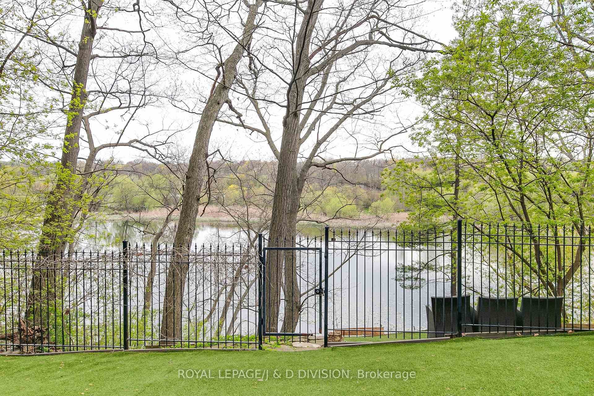76 Brule Gardens photo 44