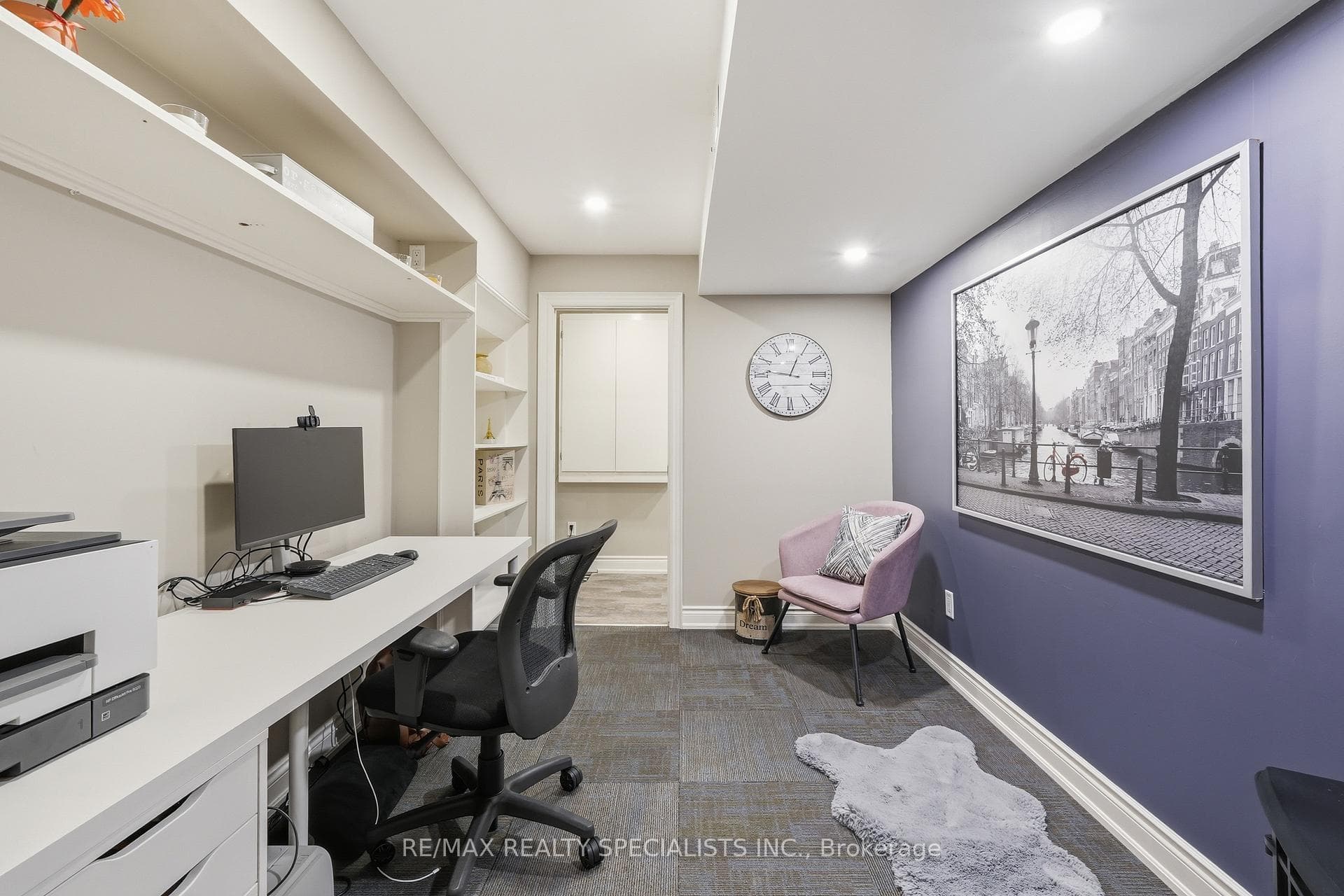 212 Ellis Crescent photo 32