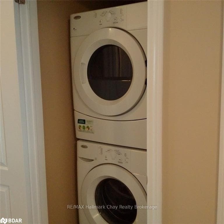 132 STONEMOUNT Crescent photo 22