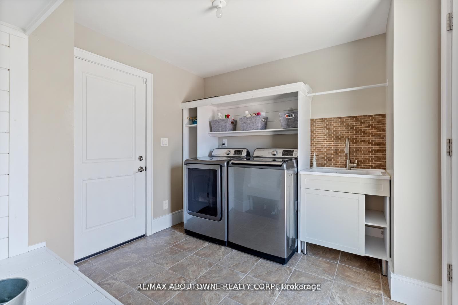 363 Walton Street photo 18