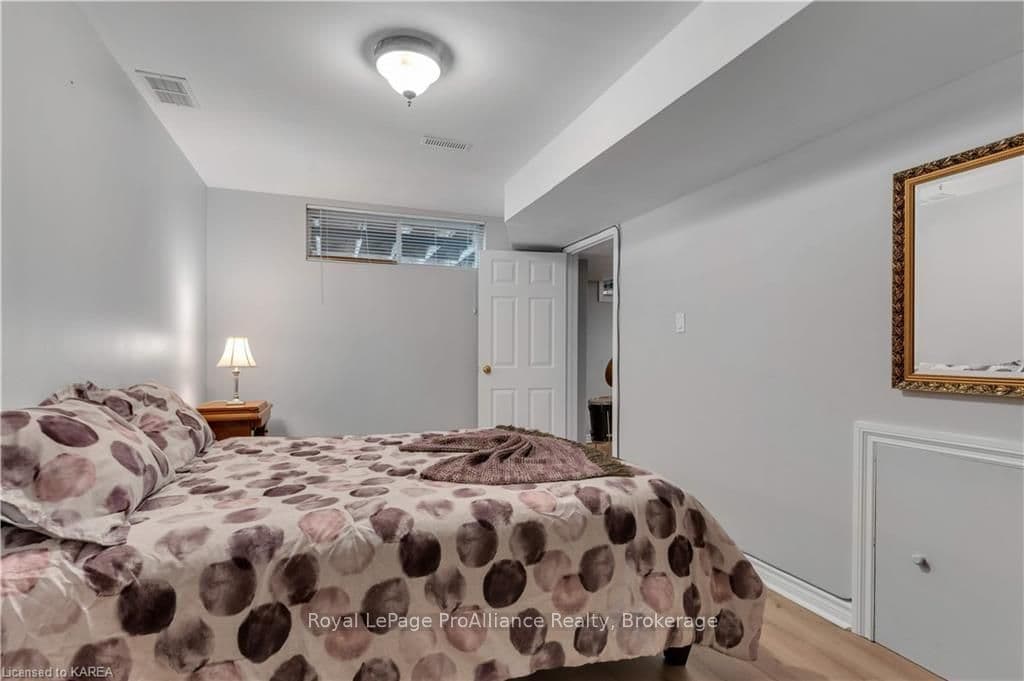 454 BARNSLEY Crescent photo 35