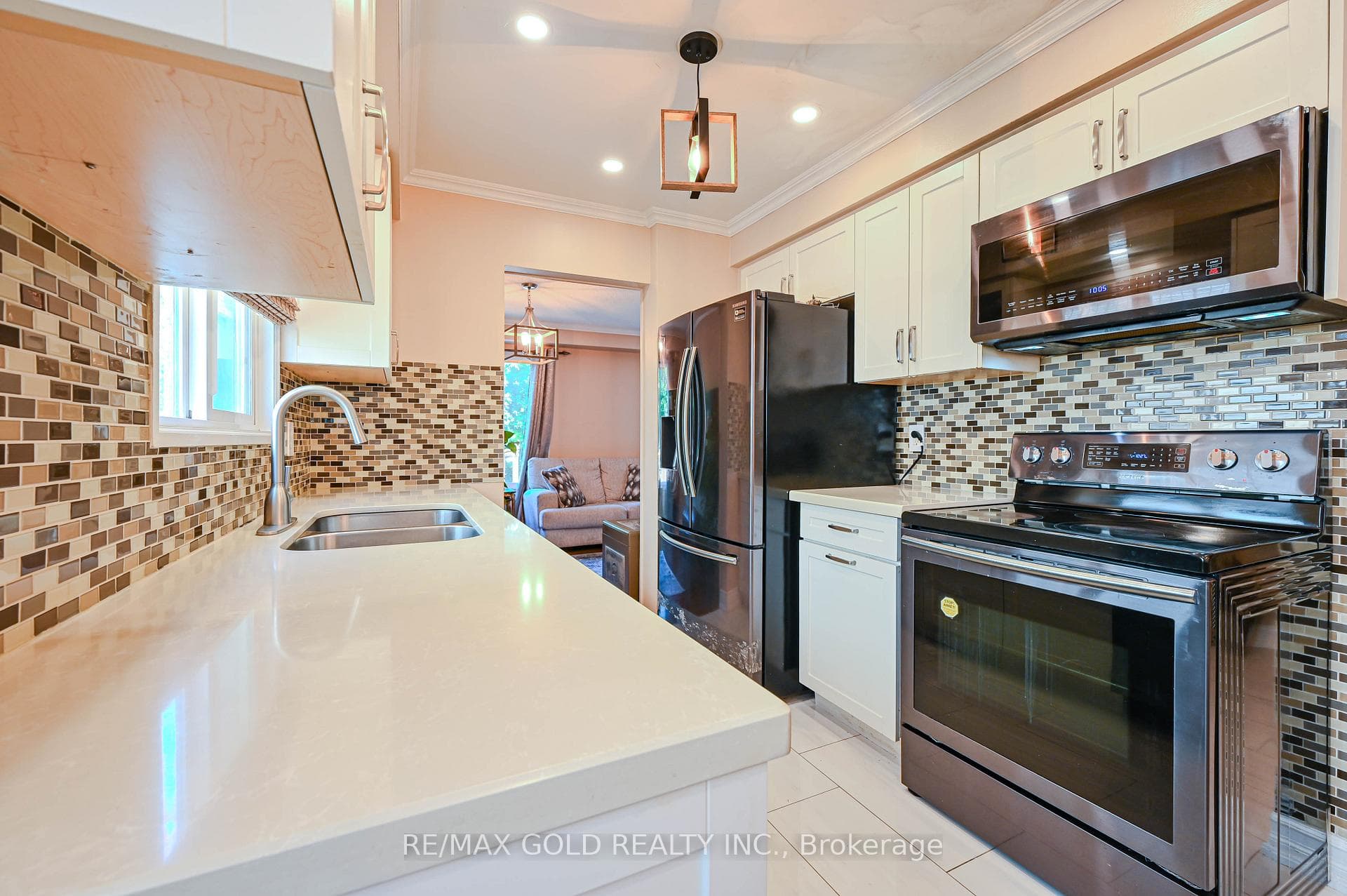 126 Newbridge Crescent photo 9