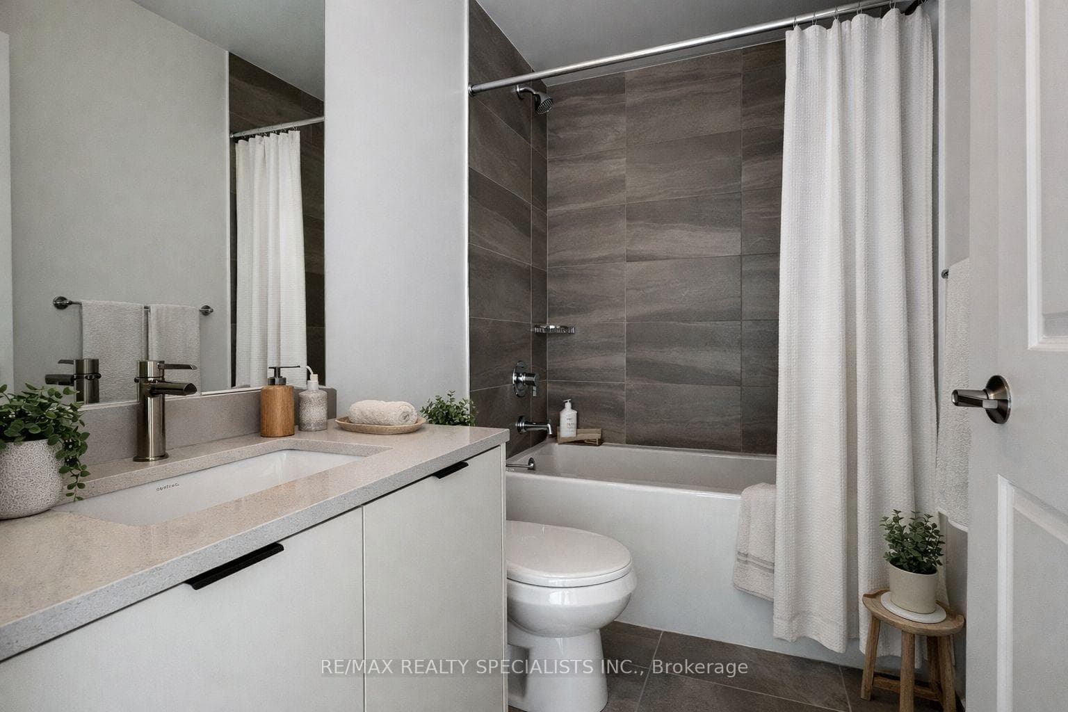 202 Burnhamthorpe Road Unit 302 photo 7