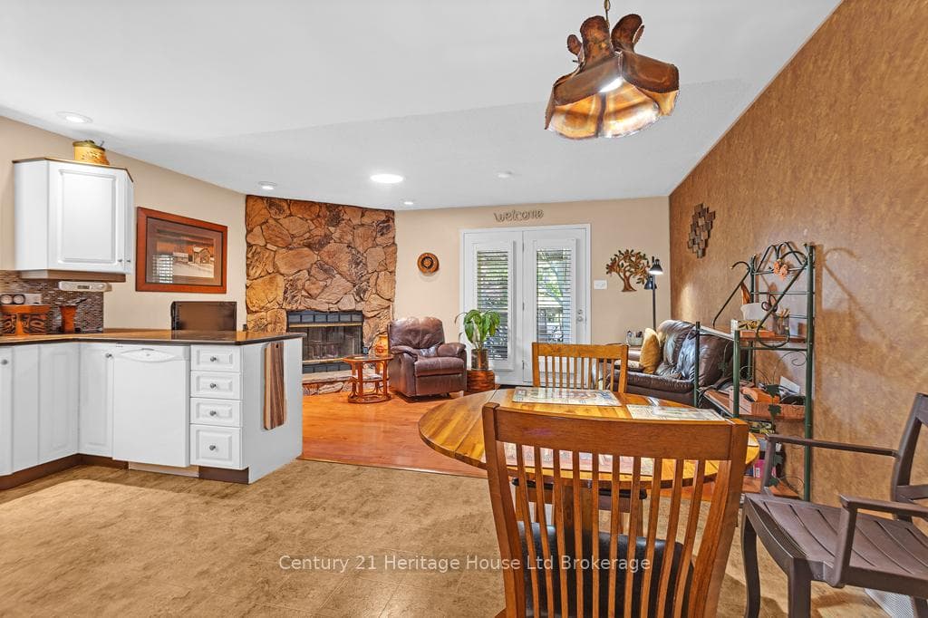 Eat-in kitchen