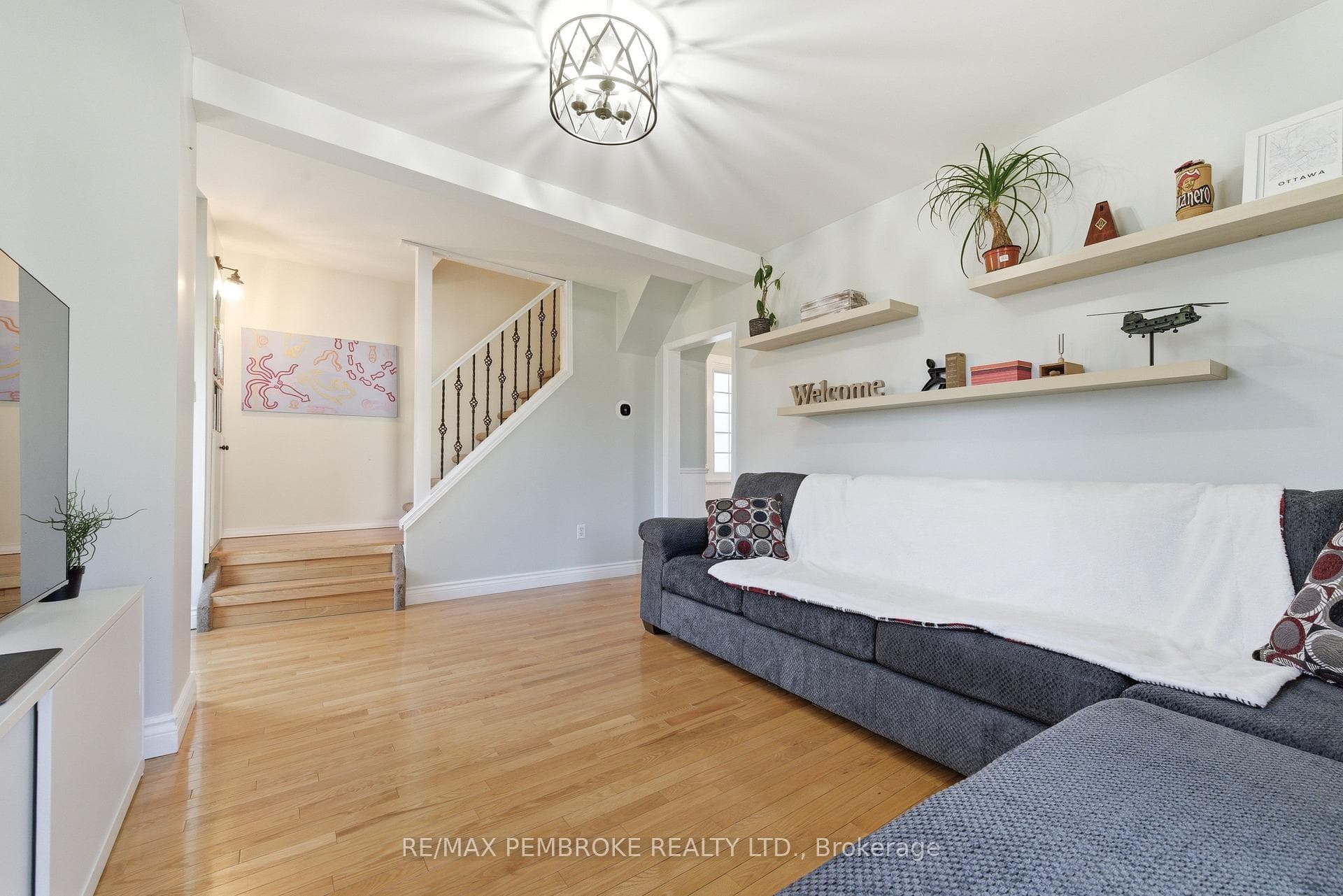 566 Perth Street photo 22