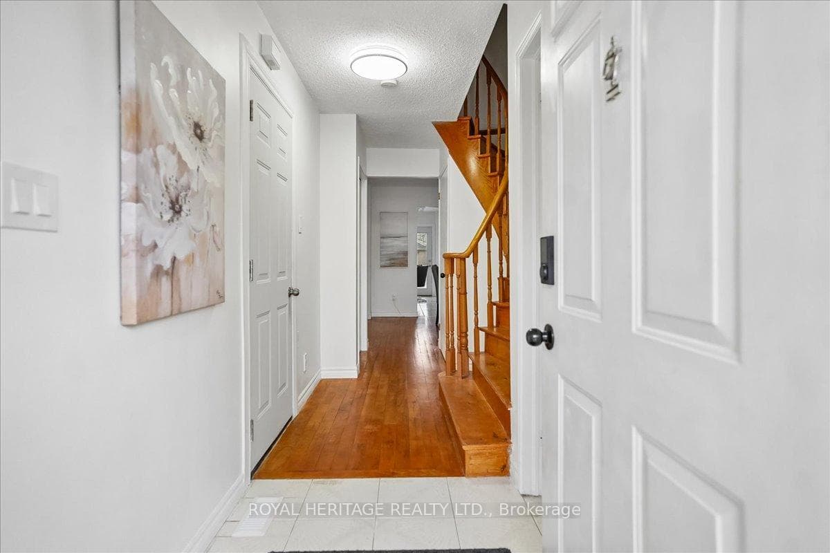 148 Adele Crescent photo 2