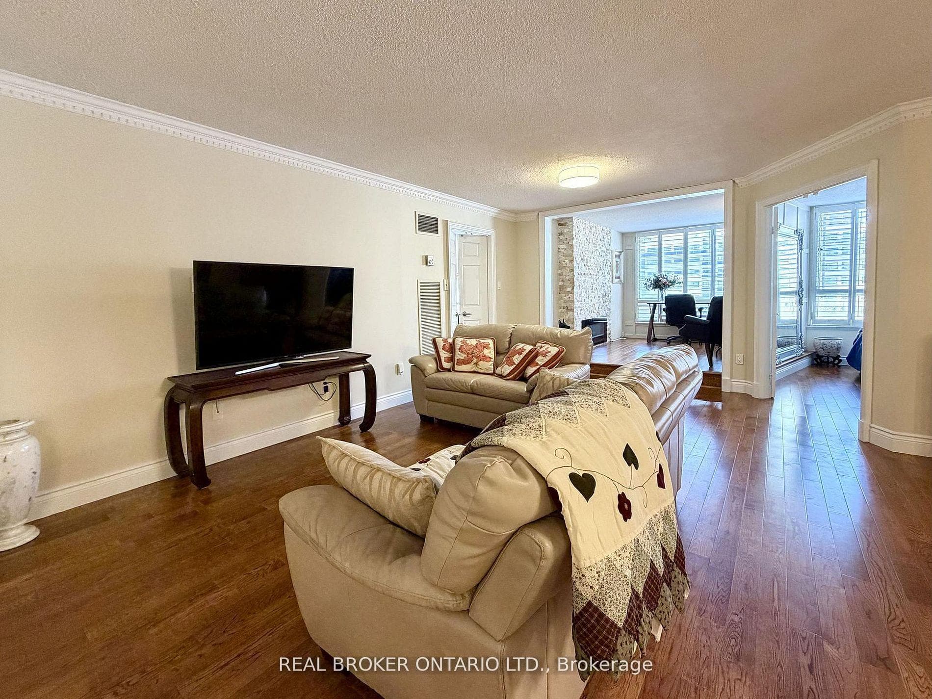 130 Carlton Street Unit 602 photo 8