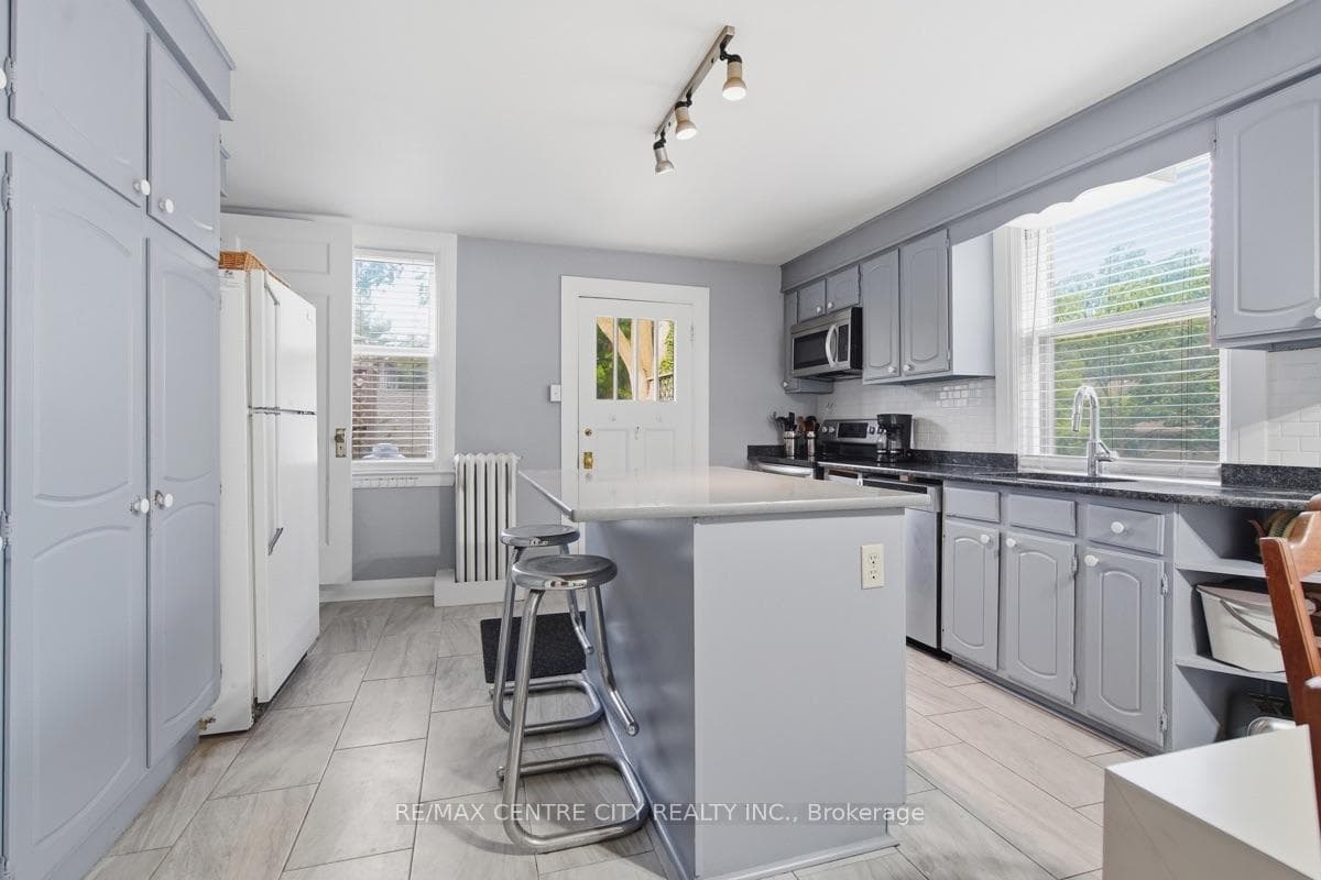 Kitchen w/Island