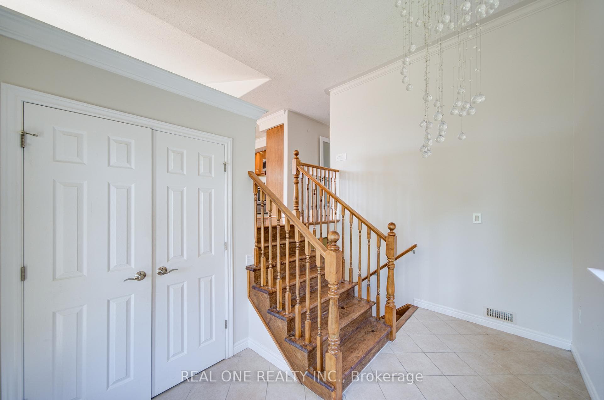 105 Milroy Drive photo 5