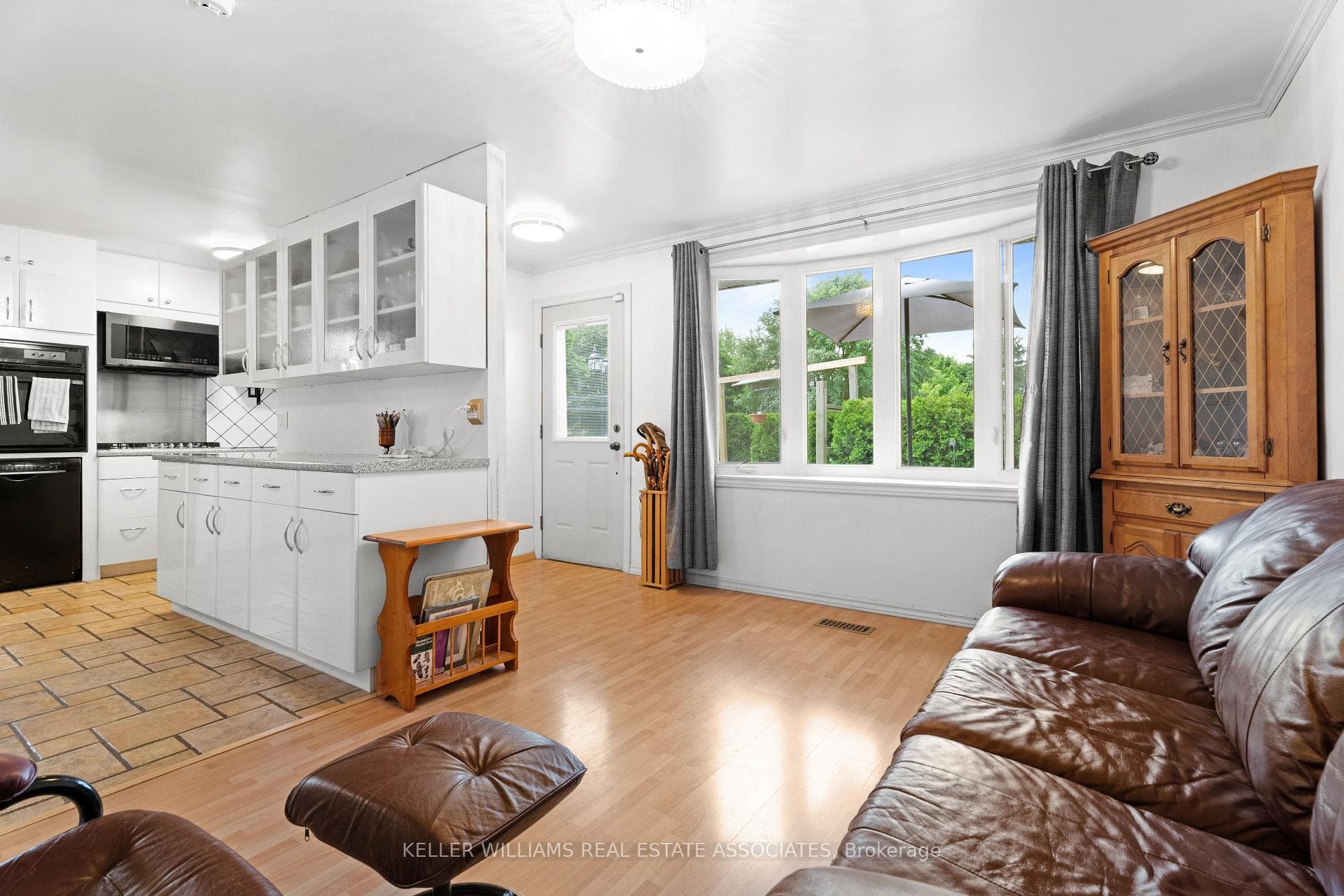32 Mcilwraith Crescent photo 5