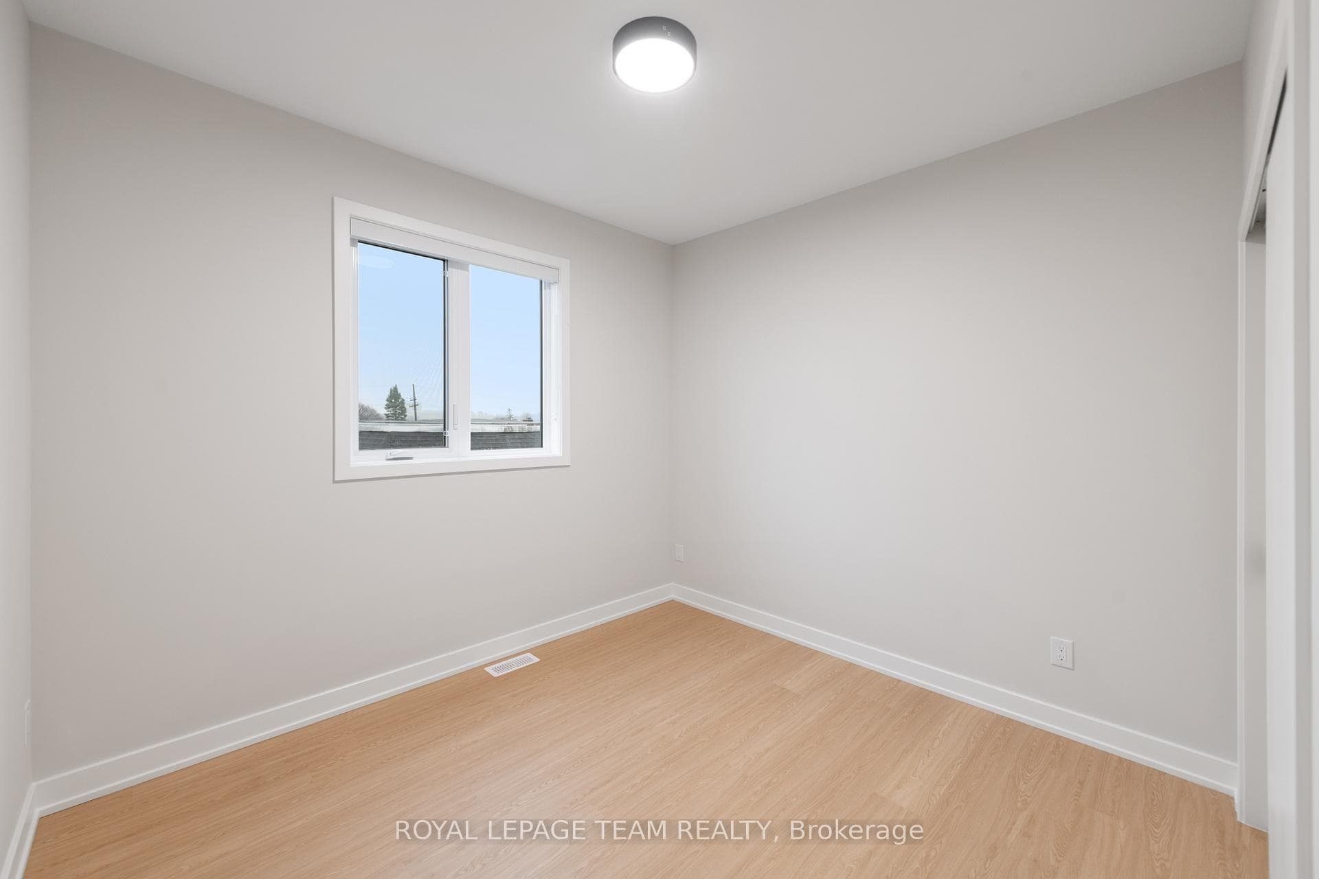 47 GROSVENOR Avenue Unit 3 photo 33