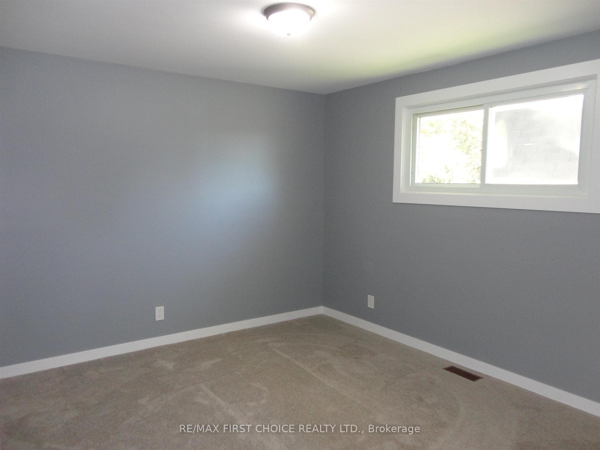 553 Strand Avenue photo 12
