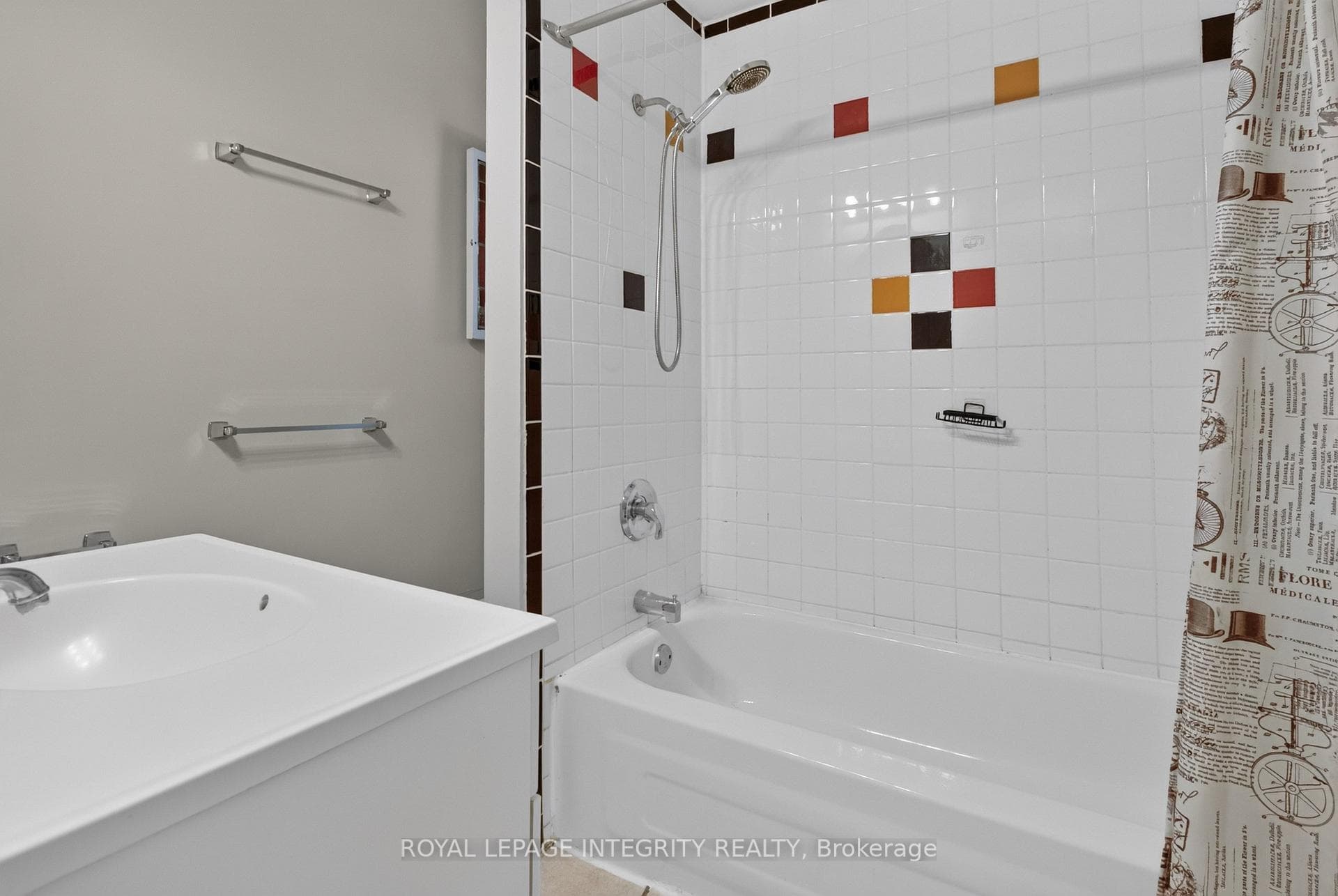 Upper Floor Unit - Bath
