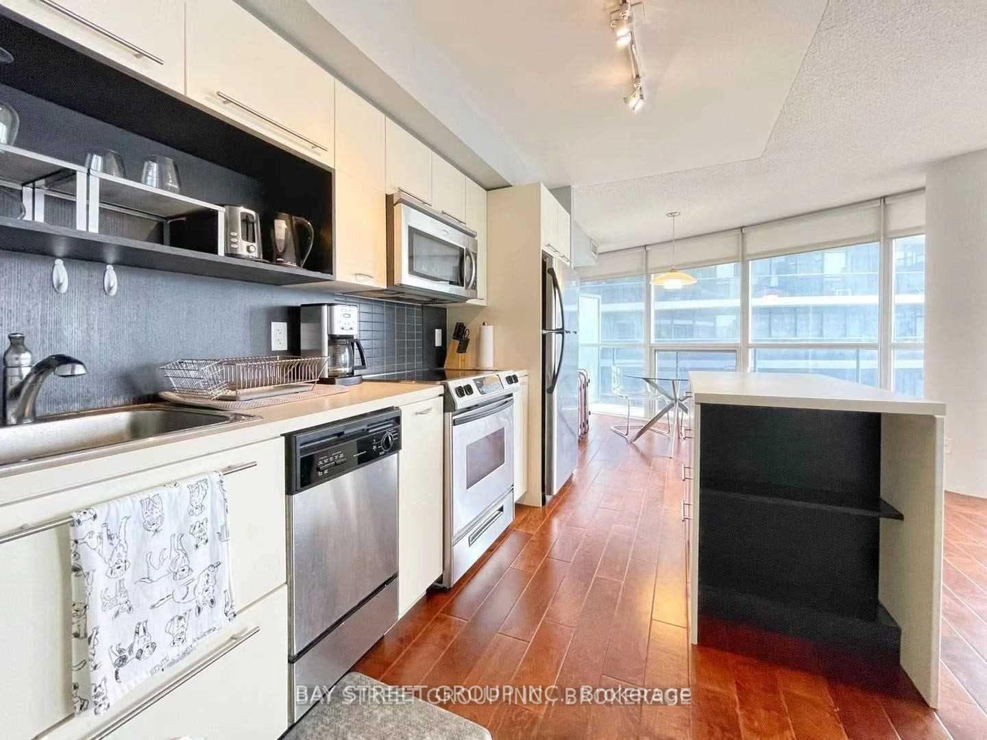 21 Carlton Street Unit 1607 photo 6