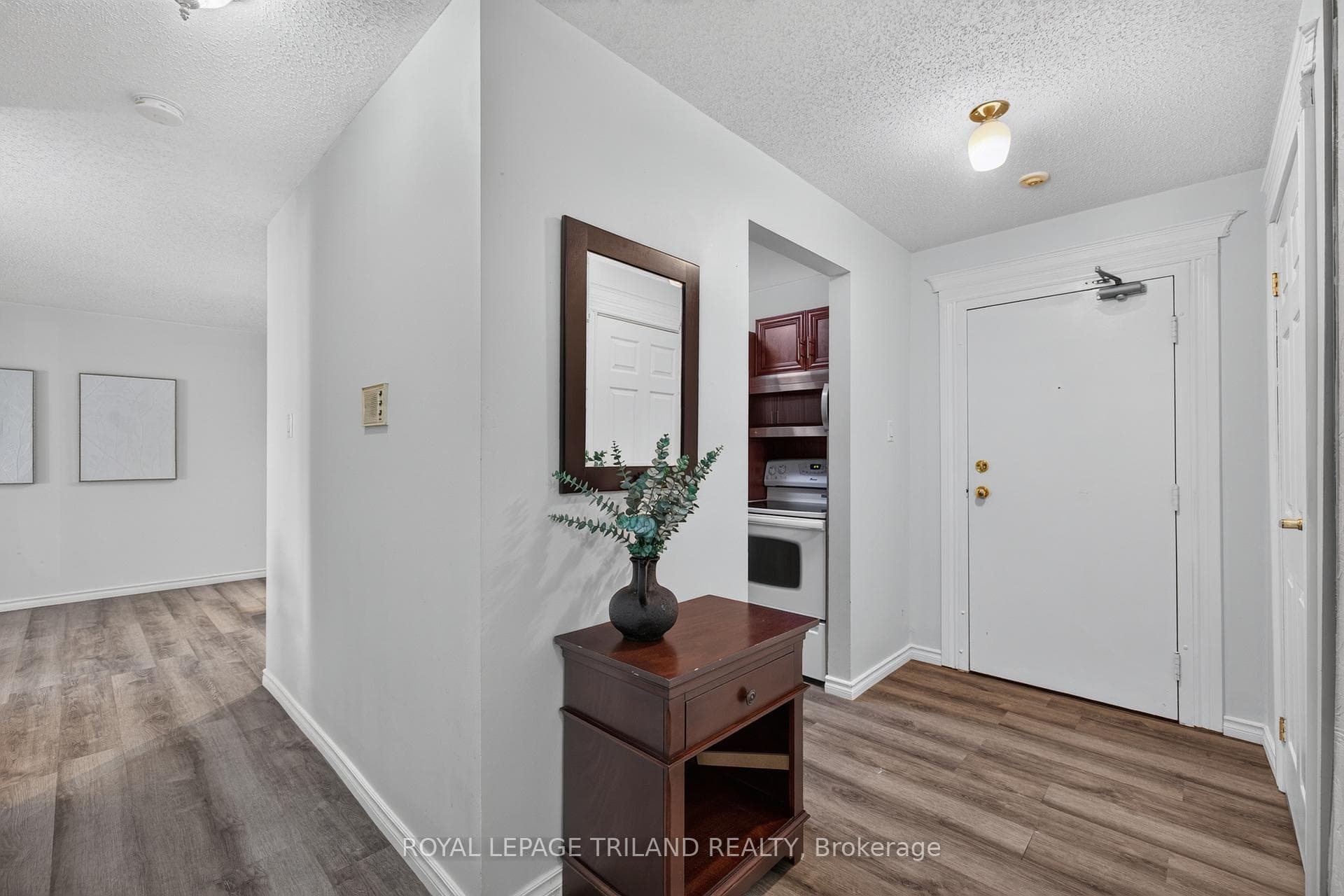 735 Deveron Crescent Unit 102 photo 4