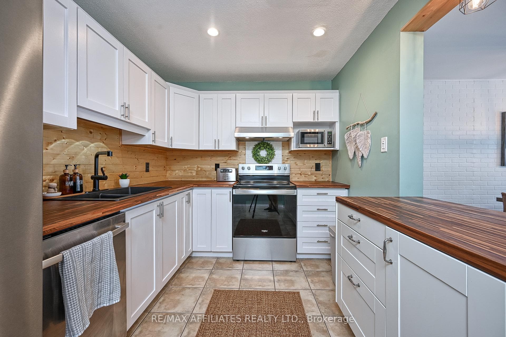 2588 Raymond Street photo 16