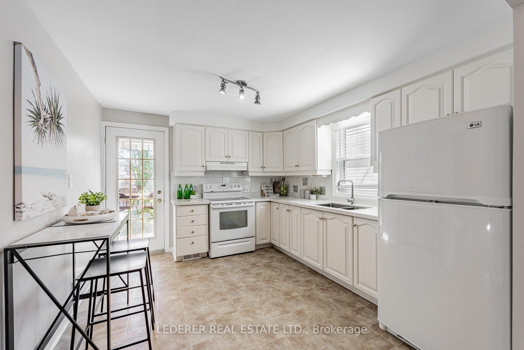 37 Simpson Avenue photo 18