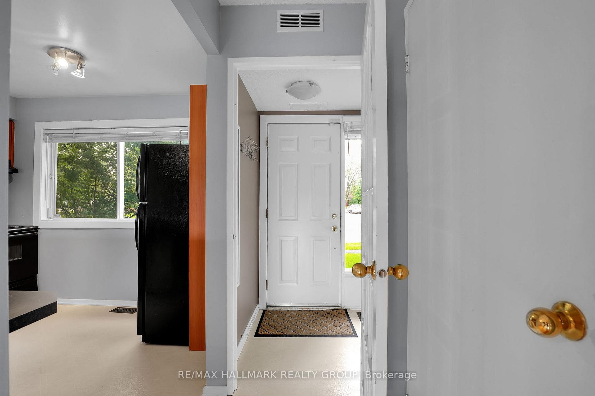 2912 Fairlea Crescent photo 3