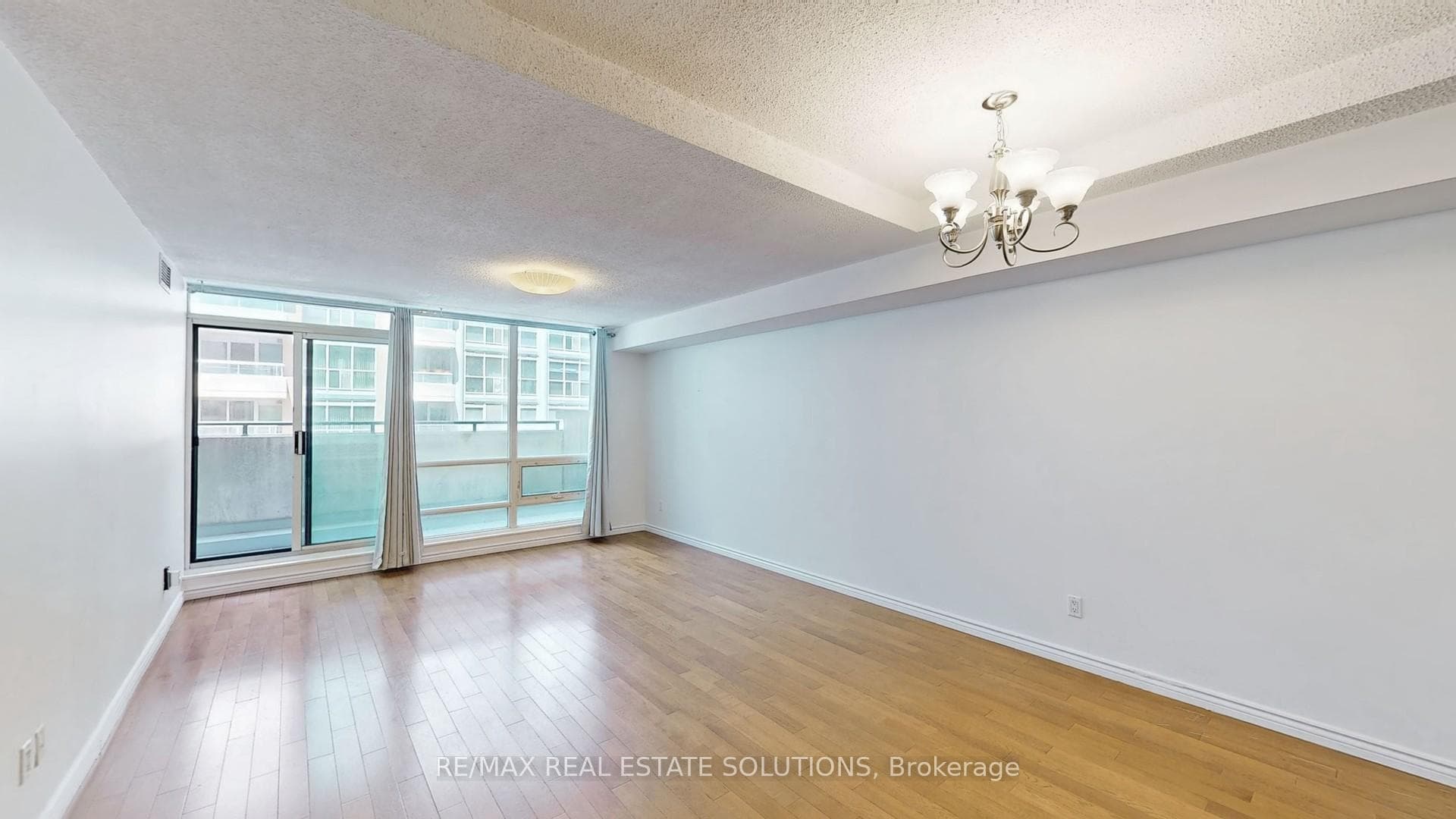 263 Wellington Street Unit 302 photo 2