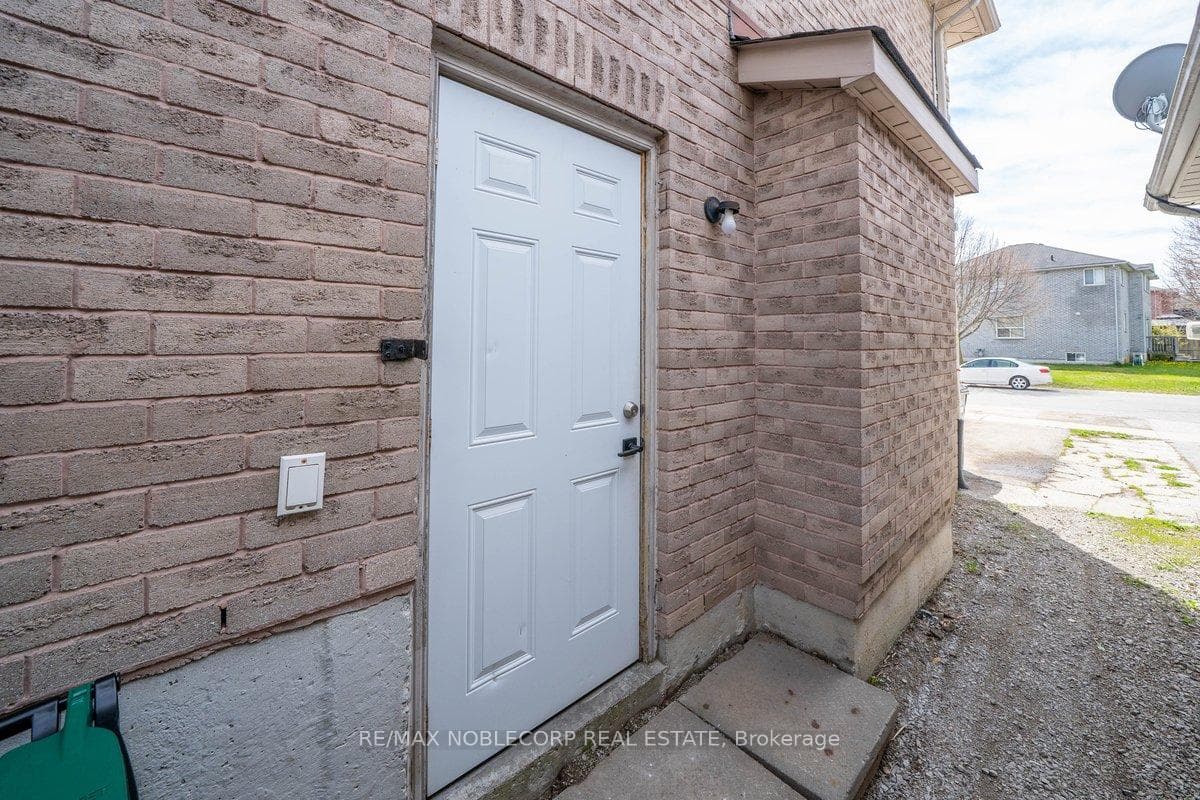 66 Stoneybrook Crescent photo 32