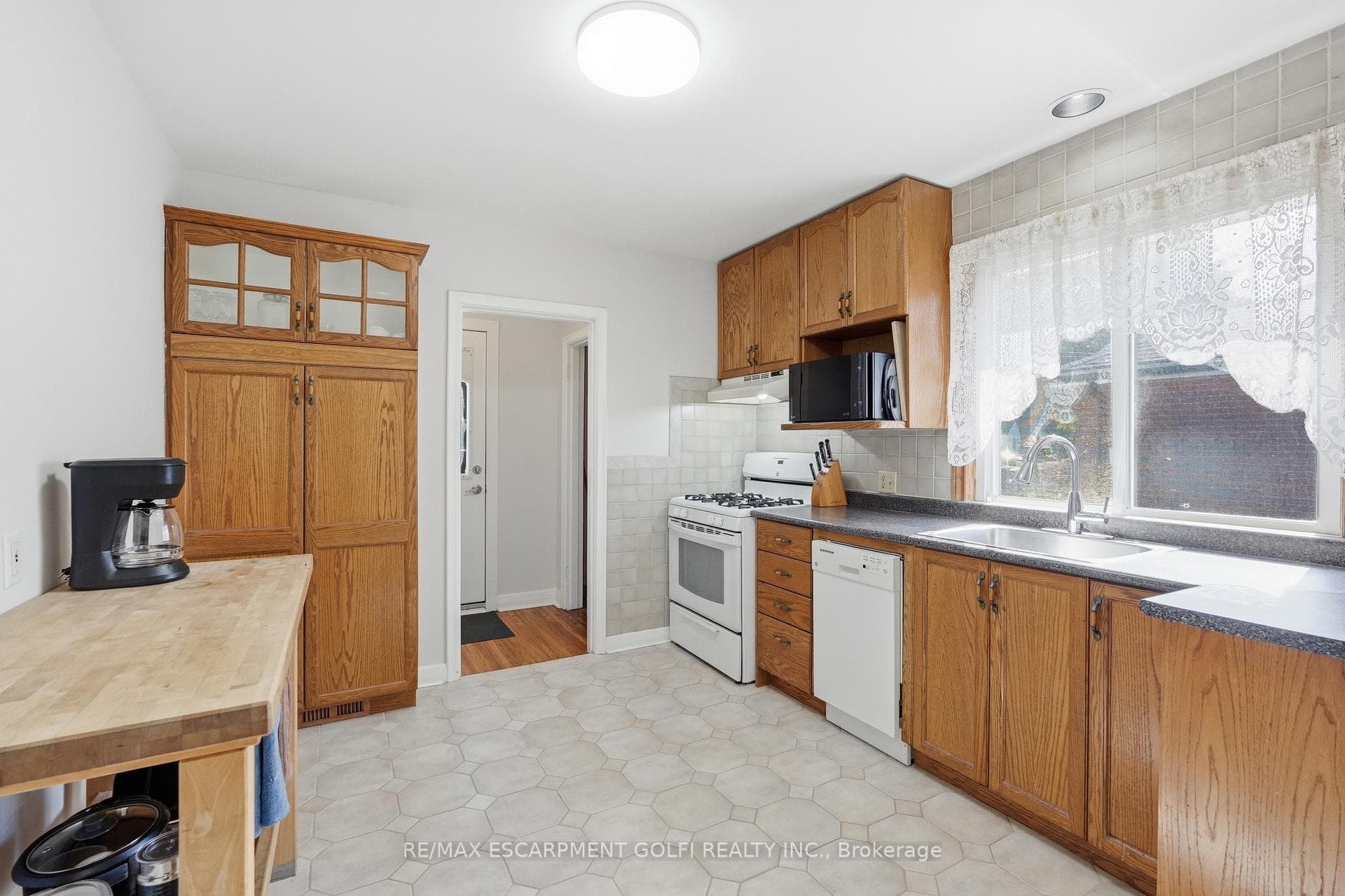 764 Brucedale Avenue photo 9