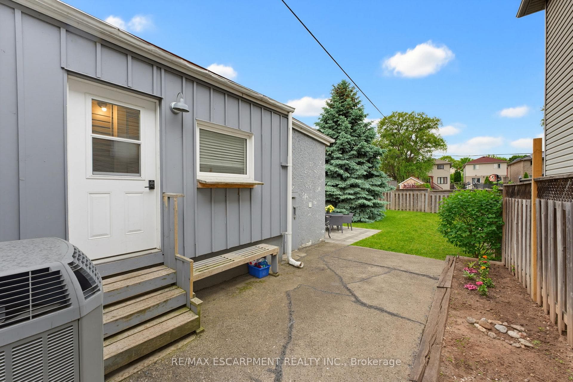 349 John Street photo 17