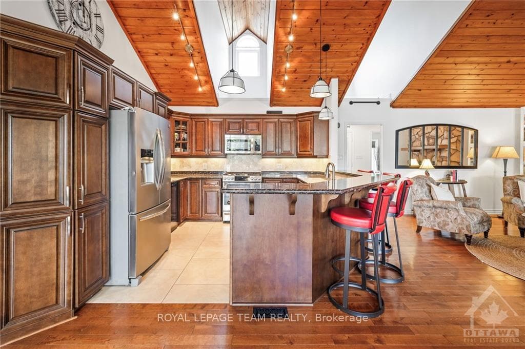 7009 RIDEAU VALLEY Drive photo 10